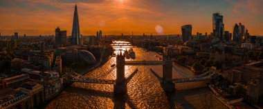 Londra 'da ünlü Kule Köprüsü kapılarını açıyor. Thames nehrinin yukarısındaki havadan görünüm. 