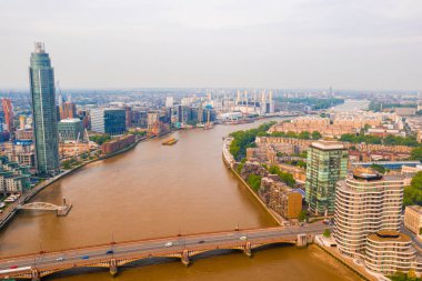 Westminster Abby yakınındaki Londra 'da Thames nehrinin güzel havadan görünümü.