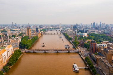 Westminster Abby yakınındaki Londra 'da Thames nehrinin güzel havadan görünümü.