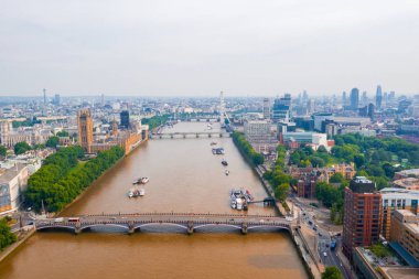 Westminster Abby yakınındaki Londra 'da Thames nehrinin güzel havadan görünümü.