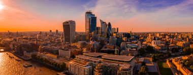 Londra, Ingiltere şehir üzerinde güzel günbatımı. Turuncu ışıklar inanılmaz gökdelenler.
