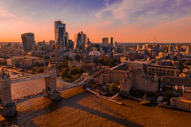 İnanılmaz turuncu gün batımı sırasında Londra 'da Kule Köprüsü havadan görünümü.