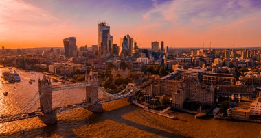 İnanılmaz turuncu gün batımı sırasında Londra 'da Kule Köprüsü havadan görünümü.