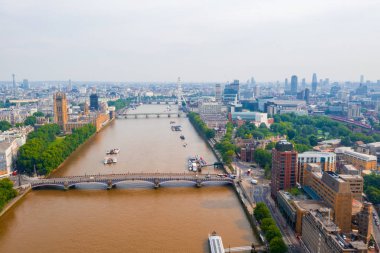 Westminster Abby yakınındaki Londra 'da Thames nehrinin güzel havadan görünümü.