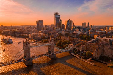 İnanılmaz turuncu gün batımı sırasında Londra 'da Kule Köprüsü havadan görünümü.