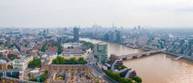 Westminster Abby yakınındaki Londra 'da Thames nehrinin güzel havadan görünümü.