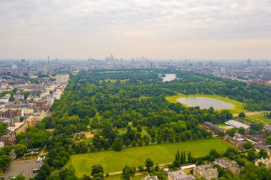 Yukarıdan Londra 'da Hyde Park güzel havadan görünümü. Panoramik manzara. 