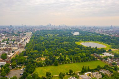 Yukarıdan Londra 'da Hyde Park güzel havadan görünümü. Panoramik manzara. 