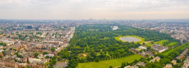 Yukarıdan Londra 'da Hyde Park güzel havadan görünümü. Panoramik manzara. 