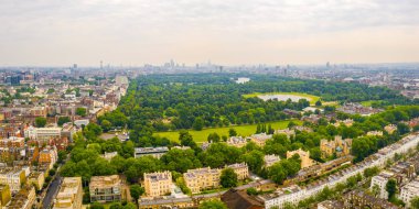 Yukarıdan Londra 'da Hyde Park güzel havadan görünümü. Panoramik manzara. 