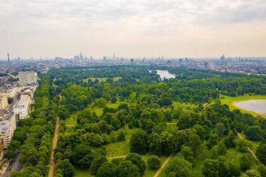Yukarıdan Londra 'da Hyde Park güzel havadan görünümü. Panoramik manzara. 