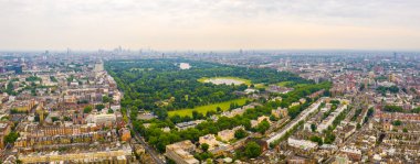 Yukarıdan Londra 'da Hyde Park güzel havadan görünümü. Panoramik manzara. 