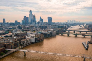 Modern gökdelenler ile Londra bölgesinin yakınındaki Thames nehrinin havadan görünümü. 