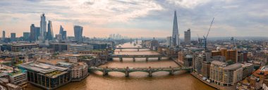 Modern gökdelenler ile Londra bölgesinin yakınındaki Thames nehrinin havadan görünümü. 
