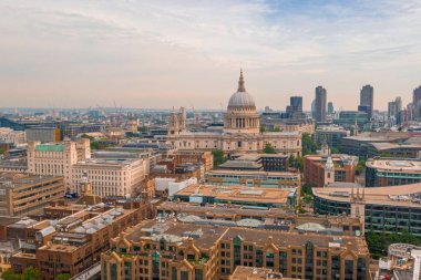 Londra 'da Millennium Köprüsü yakınındaki ikonik St Pauls Cathedrale, Ingiltere.