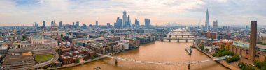 Modern gökdelenler ile Londra bölgesinin yakınındaki Thames nehrinin havadan görünümü. 
