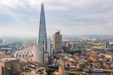 Yukarıdaki Londra şehrinin güzel panoramik görünümü. Tower Bridge yakınlarındaki Londra şehir bölgesinde gökdelenler. 