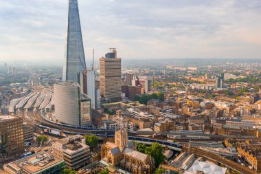 Yukarıdaki Londra şehrinin güzel panoramik görünümü. Tower Bridge yakınlarındaki Londra şehir bölgesinde gökdelenler. 