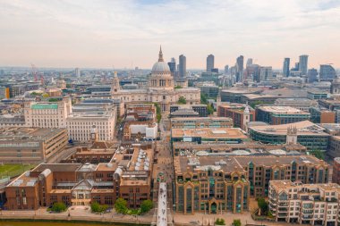 Londra 'da Millennium Köprüsü yakınındaki ikonik St Pauls Cathedrale, Ingiltere.