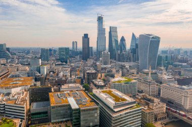Şehir merkezinde birçok modern cam gökdelenler ile Londra şehir bölgesinin havadan panoramik görünümü. Birleşik Krallık. 
