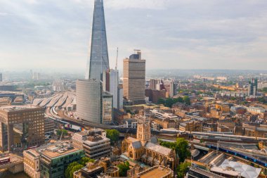 Yukarıdaki Londra şehrinin güzel panoramik görünümü. Tower Bridge yakınlarındaki Londra şehir bölgesinde gökdelenler. 