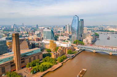 Modern gökdelenler ile Londra bölgesinin yakınındaki Thames nehrinin havadan görünümü. 
