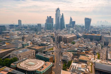 Şehir merkezinde birçok modern cam gökdelenler ile Londra şehir bölgesinin havadan panoramik görünümü. Birleşik Krallık. 