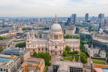 Londra 'da Millennium Köprüsü yakınındaki ikonik St Pauls Cathedrale, Ingiltere.