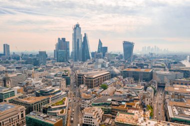 Şehir merkezinde birçok modern cam gökdelenler ile Londra şehir bölgesinin havadan panoramik görünümü. Birleşik Krallık. 