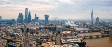 Şehir merkezinde birçok modern cam gökdelenler ile Londra şehir bölgesinin havadan panoramik görünümü. Birleşik Krallık. 
