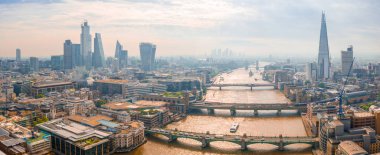 Modern gökdelenler ile Londra bölgesinin yakınındaki Thames nehrinin havadan görünümü. 