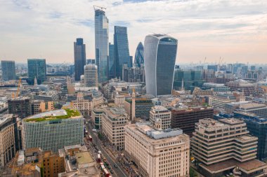 Şehir merkezinde birçok modern cam gökdelenler ile Londra şehir bölgesinin havadan panoramik görünümü. Birleşik Krallık. 