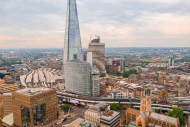 Yukarıdaki Londra şehrinin güzel panoramik görünümü. Tower Bridge yakınlarındaki Londra şehir bölgesinde gökdelenler. 