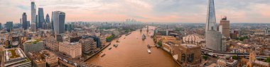 Modern gökdelenler ile Londra bölgesinin yakınındaki Thames nehrinin havadan görünümü. 