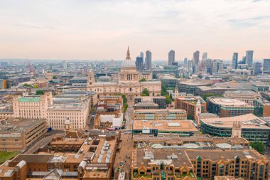 Londra 'da Millennium Köprüsü yakınındaki ikonik St Pauls Cathedrale, Ingiltere.