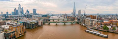 Modern gökdelenler ile Londra bölgesinin yakınındaki Thames nehrinin havadan görünümü. 