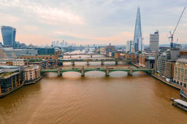 Modern gökdelenler ile Londra bölgesinin yakınındaki Thames nehrinin havadan görünümü. 