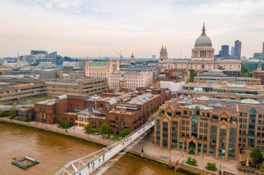 Londra 'da Millennium Köprüsü yakınındaki ikonik St Pauls Cathedrale, Ingiltere.