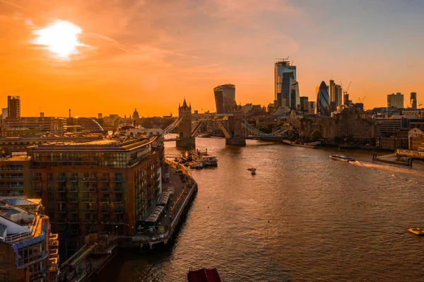 ロンドン 英国の街の上に美しい夕日 オレンジ色のライトで素晴らしい超高層ビル — ストック写真