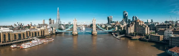 Widok Dzielnicę Finansową Londynu Pobliżu Mostu Tower Bridge Przez Tamizę — Zdjęcie stockowe