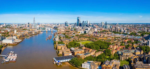 Возвышенный Вид Финансовый Район Лондона Возле Тауэрского Моста Через Реку — стоковое фото