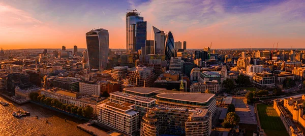 美丽的日落在伦敦市中心 橙色灯光下令人惊叹的摩天大楼 — 图库照片