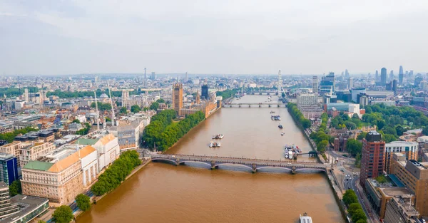 Westminster Abby yakınındaki Londra 'da Thames nehrinin güzel havadan görünümü.