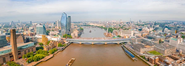 近代的な超高層ビルとロンドン地区の街の近くのテムズ川の航空写真 — ストック写真