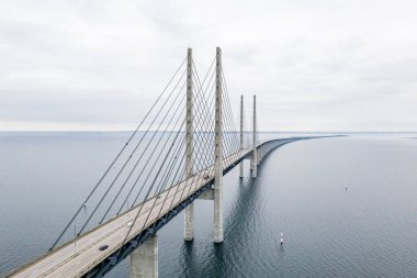 Danimarka ve Isveç, Oresundsbron arasındaki köprünün havadan görünümü. Oresund Köprüsü yakın görünüm.