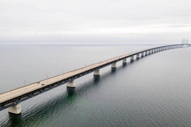 Danimarka ve Isveç, Oresundsbron arasındaki köprünün havadan görünümü. Oresund Köprüsü yakın görünüm.