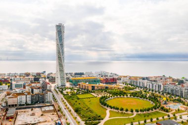 Gün batımı sırasında Malmö, Isveç, Vastra Hamnen (Batı Limanı) bölgesinin güzel havadan görünümü. Yukarıdan görüntüle.