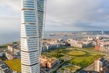 Gün batımı sırasında Malmö, Isveç, Vastra Hamnen (Batı Limanı) bölgesinin güzel havadan görünümü. Yukarıdan görüntüle.