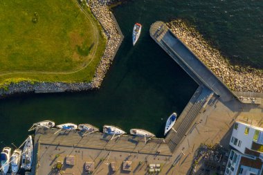 Gün batımı sırasında Malmö, Isveç, Vastra Hamnen (Batı Limanı) bölgesinin güzel havadan görünümü. Yukarıdan görüntüle. 