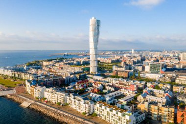 Gün batımı sırasında Malmö, Isveç, Vastra Hamnen (Batı Limanı) bölgesinin güzel havadan görünümü. Yukarıdan görüntüle.